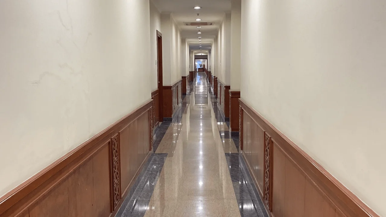 Karanlık Koridorları Daha Aydınlık Gösterecek Boya Rengi ve Işık Yansıtma Taktikleri