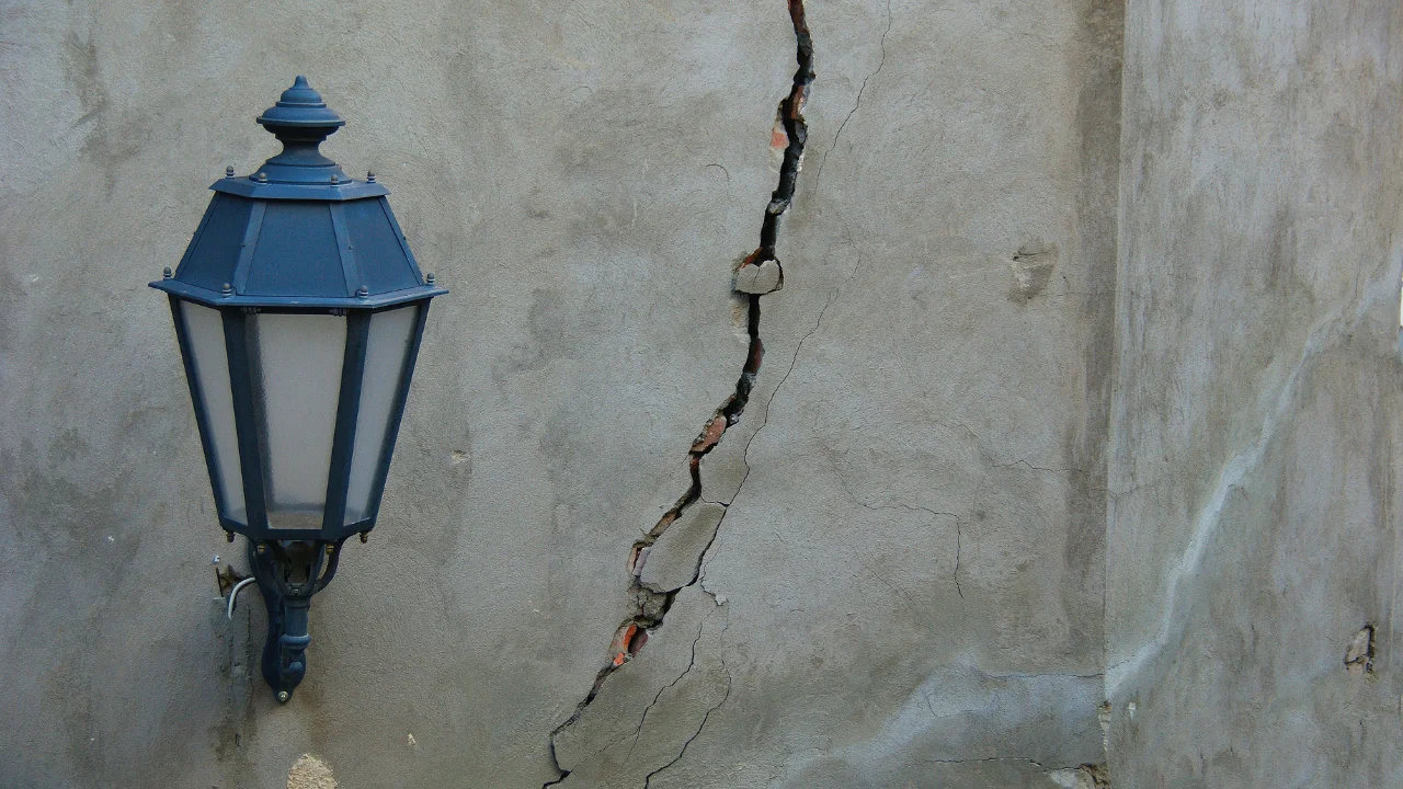 Deprem veya Sarsıntı Sonrası Duvarda Oluşan Kılcal Çatlaklar Nasıl Tamir Edilmeli?